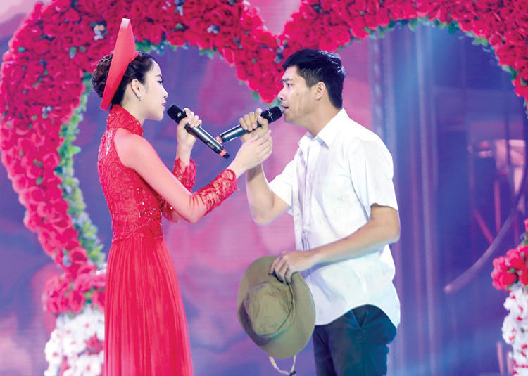 Diễn viên Minh Luân hát trong một game show