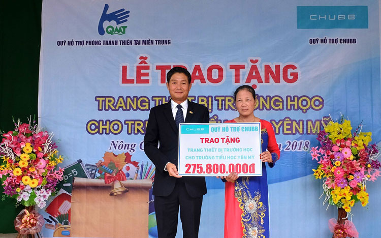Chubb Life Việt Nam trao tặng thiết bị dạy và học