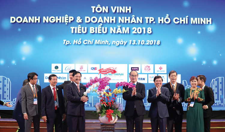 Lãnh đạo Thành phố tặng hoa chúc mừng Hiệp hội Doanh nghiệp TP.HCM