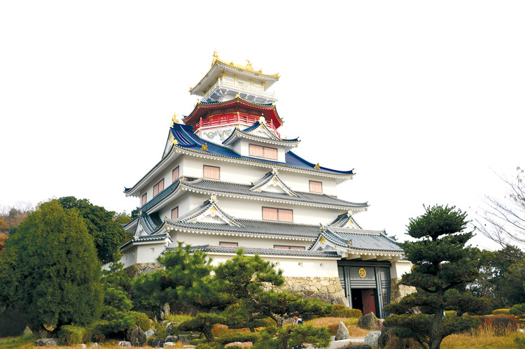 Azuchi Momoyama Bunka Mura là tòa thành xây lại theo nguyên bản thành Azuchi của lãnh chúa Oda Nobunaga