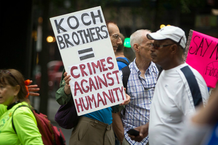 Một cuộc biểu tình phản đối anh em Koch tại New York, Mỹ năm 2015. Ảnh: Reuters.