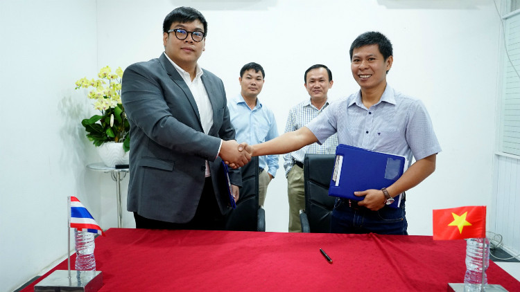 Ông Nayot Rojanasopondist, Sales Manager PF Plus Trading Company kí kết hợp đồng thương mại với Ông Nguyễn Tấn Thọ, GĐ Kinh doanh Quốc tế Công ty TNHH Qui Phúc