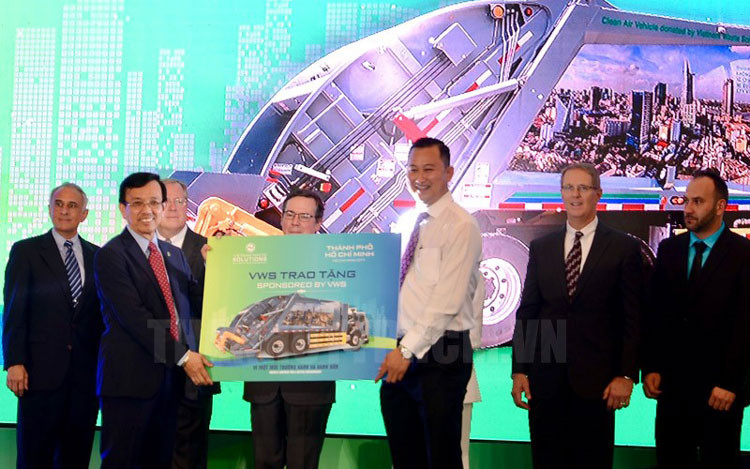 VWS trao tặng xe vận chuyển rác cho TP.HCM, Long An và Kiên Giang