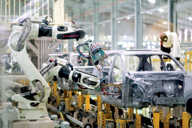 Robot được sử dụng trong nhà máy lắp ráp xe Thaco. Ảnh: T.Linh
