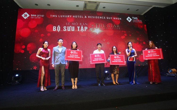 Chủ đầu tư trao tặng phần quà cho các khách hàng đặt cọc thành công tại sự kiện