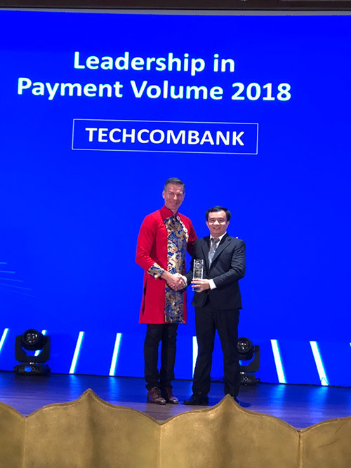 Techcombank dẫn đầu thị trường về doanh số thanh toán qua thẻ Visa tại Việt Nam