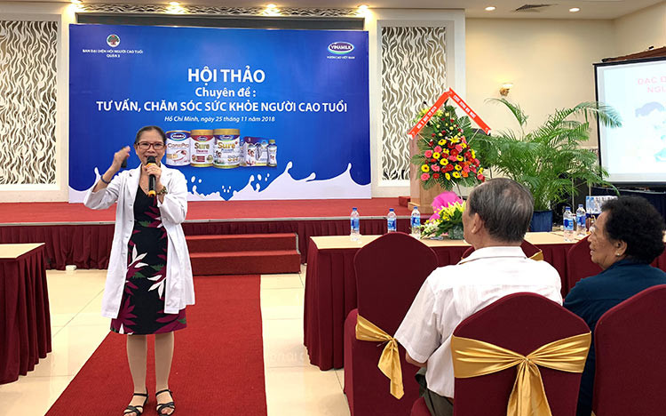 BS. Nguyễn Thị Ánh Vân - Phó trưởng khoa Dinh dưỡng lâm sàng TP.HCM chia sẻ kiến thức với người tham dự hội thảo