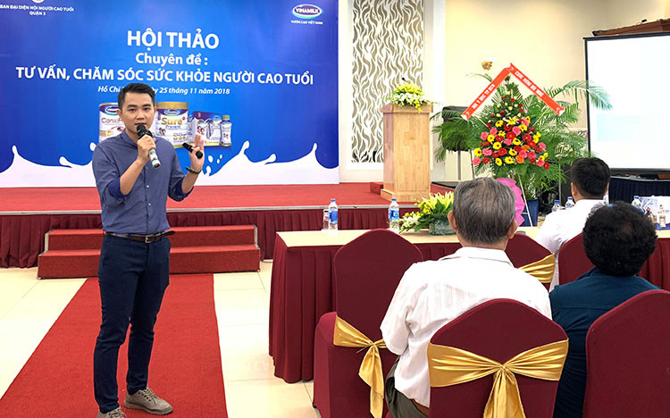 Ông Nguyễn Hữu Tuấn - Trưởng ban ngành hàng sữa bột phát biểu trong hội thảo