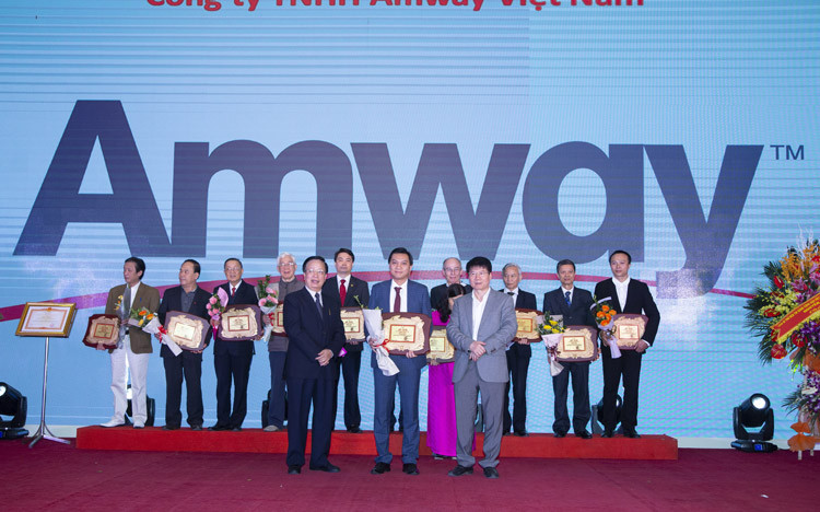 Amway Việt Nam đón nhận bằng khen của Bộ trưởng Bộ Y tế