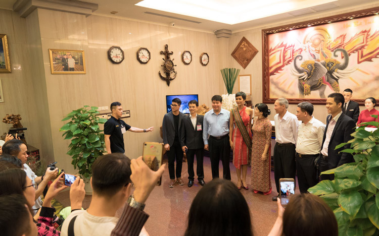 Hoa hậu H’Hen Niê nhận vương miện tại quê nhà Đắk Lắk