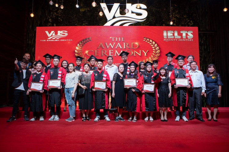 Anh văn Hội Việt Mỹ trao giải cho những học viên đạt điểm IELTS xuất sắc