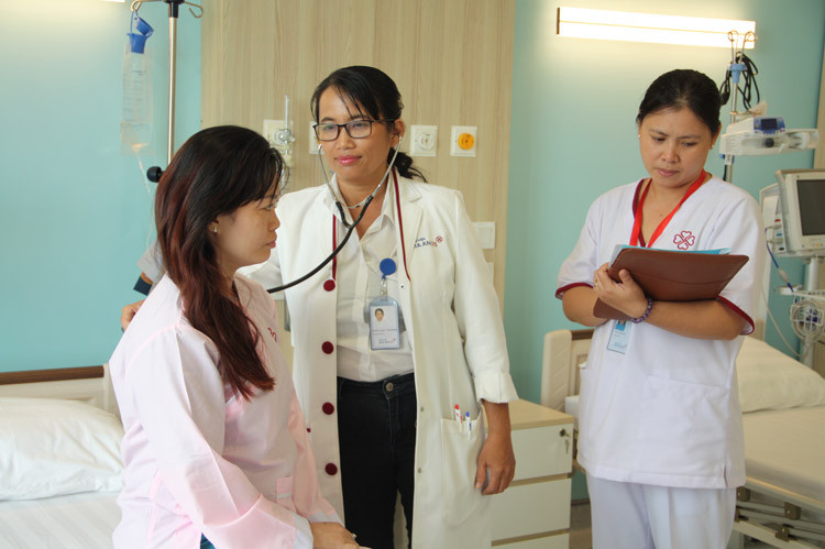 BS.CKII. Trương Thị Vành Khuyên - Trưởng khoa Nội, Bệnh viện Gia An 115 khám cho bệnh nhân