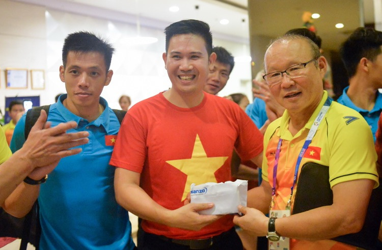 Asanzo và chặng đường 1 năm đồng hành cùng bóng đá Việt Nam