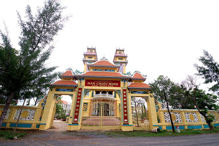 Cao Đài đại đạo Đàn Chiếu Minh, một cơ sở tôn giáo nổi tiếng được xây dựng tại xã Long Hựu Đông, huyện Cần Đước.