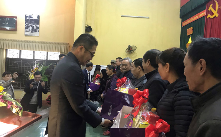 Toyota Việt Nam tặng quà tết cho các gia đình chính sách
