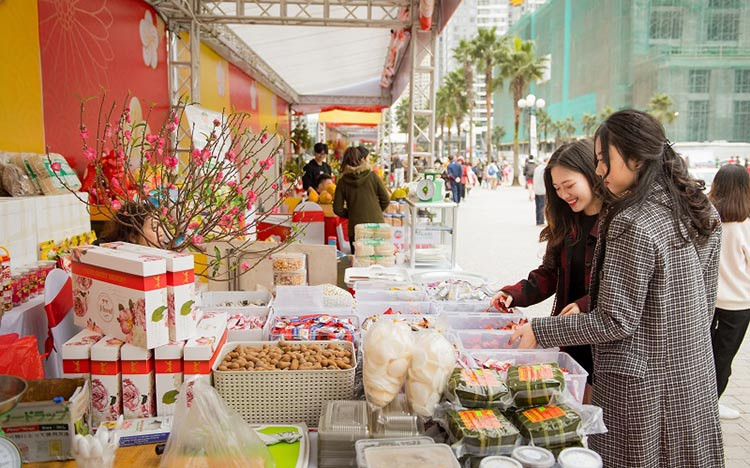 Đặc sản địa phương và các mặt hàng bánh kẹo, thực phẩm Tết đa dạng thu hút khách hàng