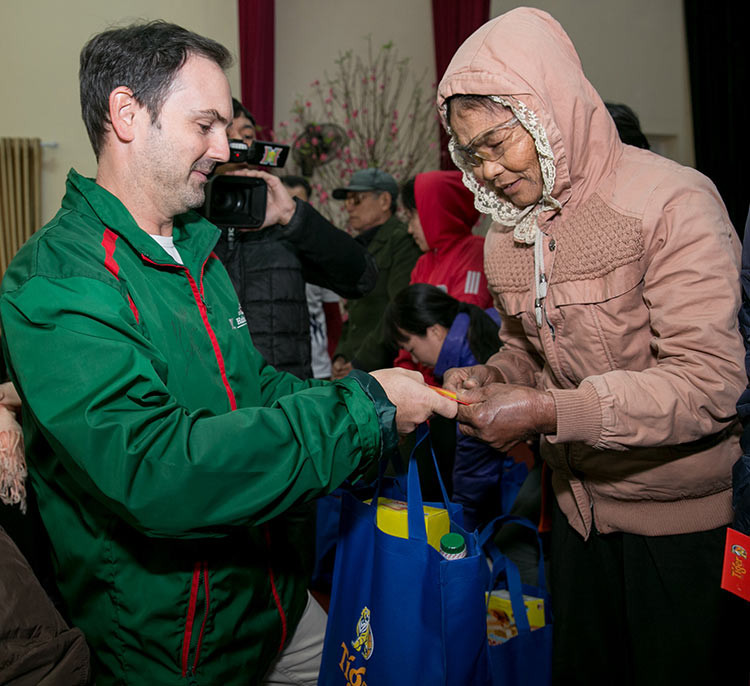Ông Matt Wison – Giám đốc Ngoại vụ cấp cao  Heineken Việt Nam trao quà Tết tại điểm “ Tiger – Mùa Xuân Ấm Áp” , Thường Tín, Hà Nội