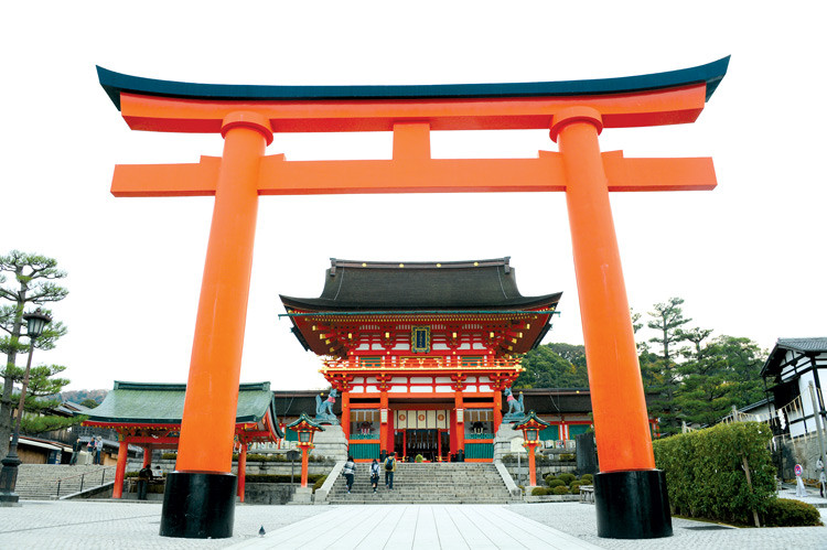 Cổng Torii và tham đạo lối đi chính dẫn lên đền Fushimi Inari
