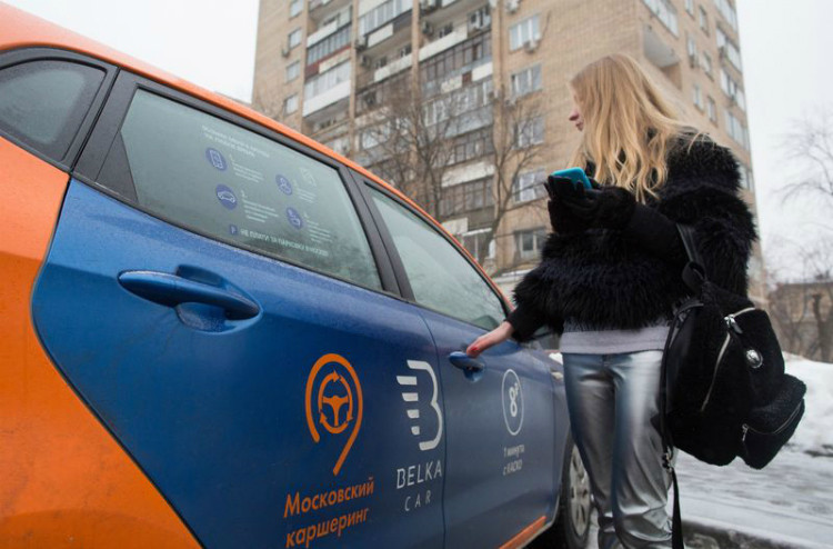 Một chiếc xe hơi cho thuê của BelkaCar đậu tại Moscow. Ảnh: Bloomberg