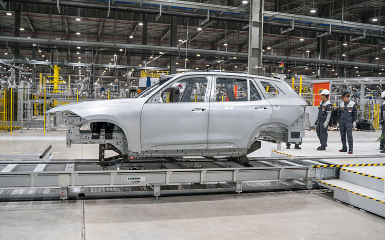 VinFast hoàn thành sản xuất thân vỏ xe SUV Lux đầu tiên