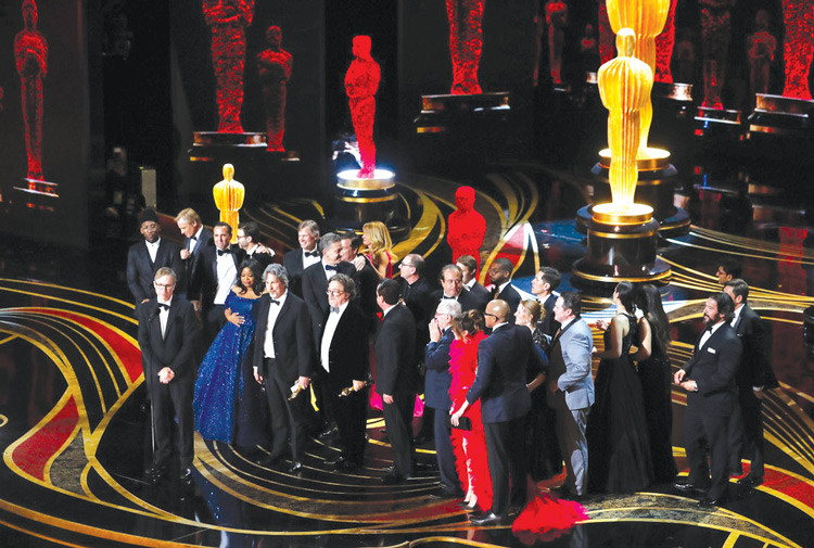 Dàn diễn viên và sản xuất phim Green Book trên sân khấu nhận giải phim hay nhất của giải Oscar lần thứ 91