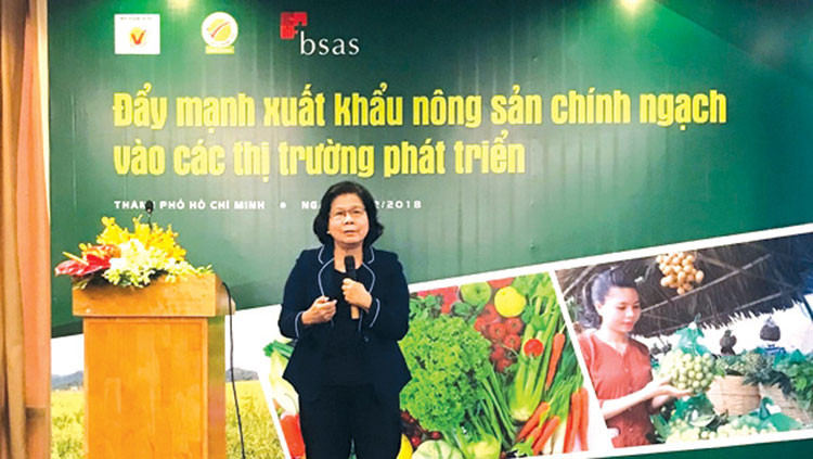 Bà Vũ Kim Hạnh - Chủ tịch Hội Doanh nghiệp hàng Việt Nam chất lượng cao cho rằng, DN muốn bán được hàng hóa, muốn lên kệ hàng thế giới, bắt buộc sản phẩm phải đạt tiêu chuẩn với sự hỗ trợ mang tính quyết định của công nghệ. Các lãnh đạo DN phải liên kết lại để chia sẻ công nghệ, dữ liệu khách hàng, khai phá thị trường.