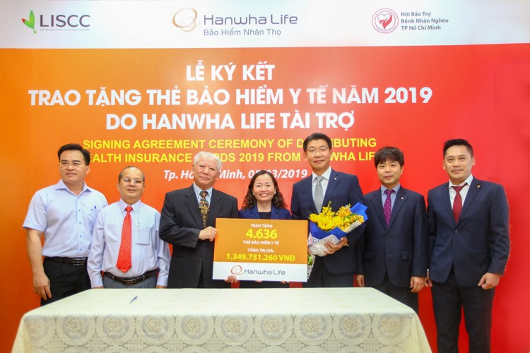 Hanwha Life Việt Nam tặng 4.636 thẻ bảo hiểm y tế cho người nghèo