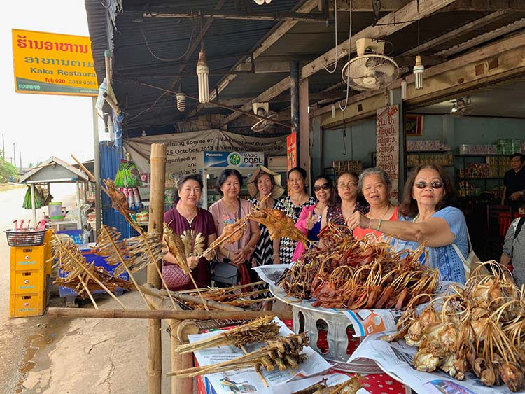 Các loại khô được bày bán bên đường xuyên Á 11 (nối liền từ các tỉnh phía Nam của Lào đến Vientiane)