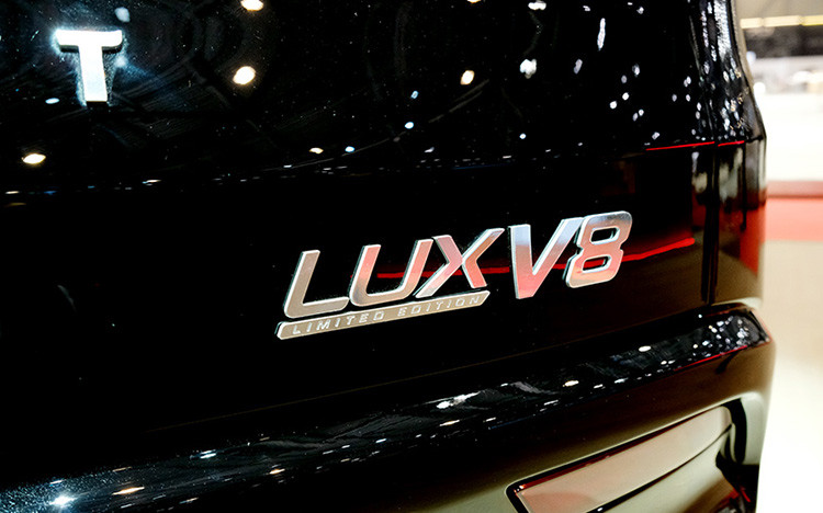 Logo Lux V8 ở phía đuôi xe và một số vị trí khác trên thân xe làm nổi bật thêm phiên bản đặc biệt này