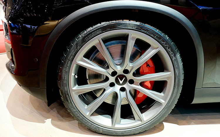 Phiên bản đặc biệt VinFast Lux V8 được nâng cấp cả về thiết kế nội ngoại thất, bên cạnh động cơ V8 6,2 lít mạnh mẽ