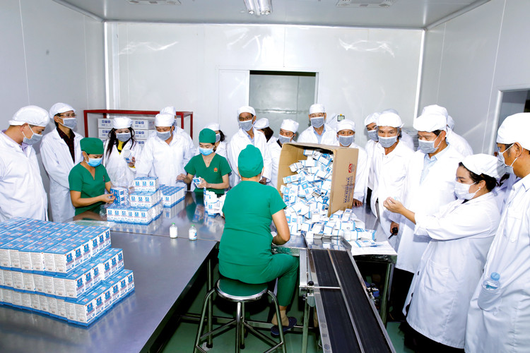 Đoàn thăm nhà máy sản xuất thuốc thú y - thủy sản thuộc Công ty MEBIPHA