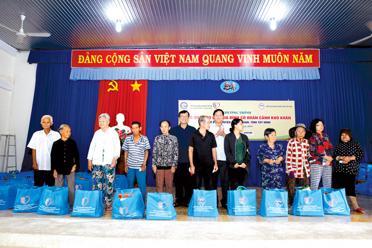 Tặng quà cho người nghèo và nạn nhân chất độc da cam tại xã Trí Bình