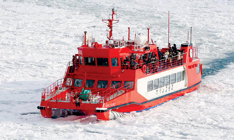 Tàu phá băng Garinko-go đỏ chói trên biển băng trắng xóa