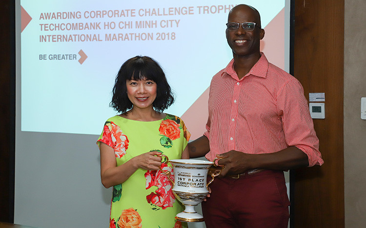 Techcombank xuất sắc nhận cúp “1st Place Corporate Distance Challenge” tại Giải Marathon Quốc tế TP.HCM Techcombank 2018