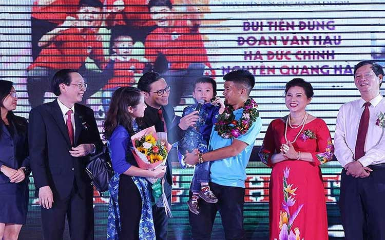 Quang Hải, Văn Hậu, Tiến Dũng và Đức Chinh nhận giải nhất Fair Play 2018