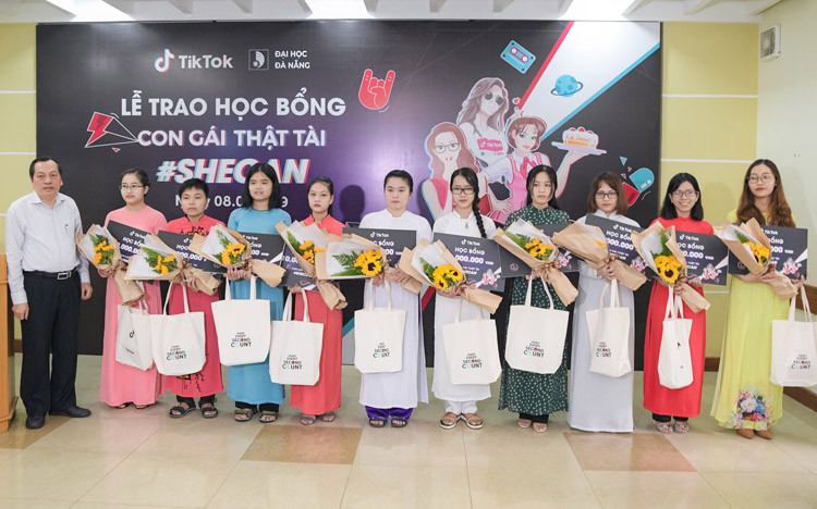 TikTok Việt Nam trao tặng học bổng đồng hành cùng sinh viên nữ Đại học Đà Nẵng