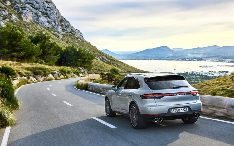 Porsche ra mắt dòng xe vận hành bằng điện
