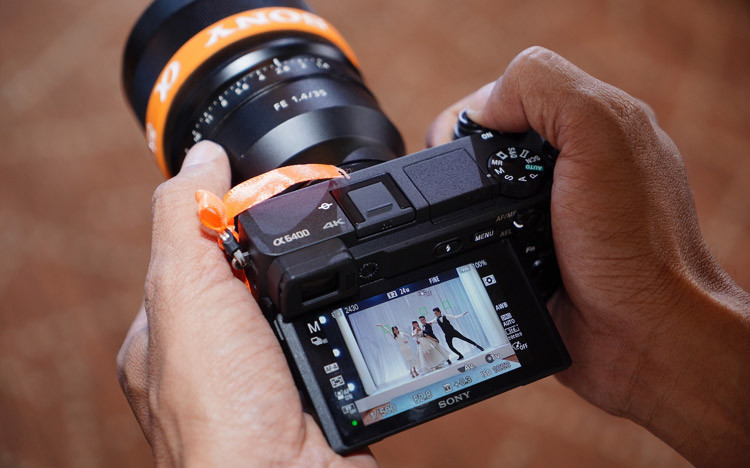 Sony ra mắt máy ảnh không gương lật α6400