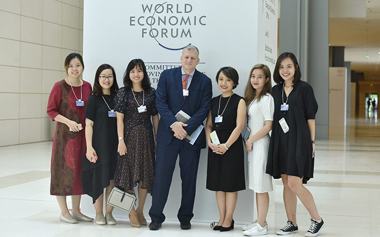Ông Scott Kronick (giữa), bà Nguyễn Diệu Cầm (thứ ba từ trái sang) cùng đội ngũ Ogilvy tại WEF