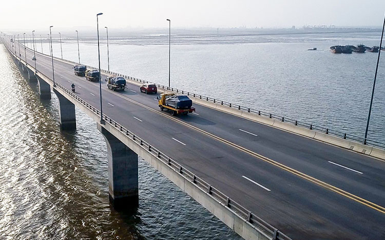 Dàn xe VinFast được vận chuyển qua cầu vượt biển Tân Vũ - Lạch Huyện (Hải Phòng)