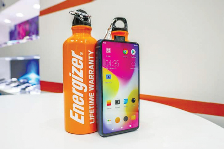 Energizer: Điện thoại gắn pin hay pin thành điện thoại?