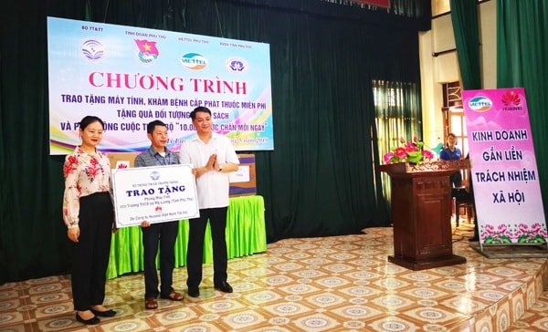 Huawei Việt Nam trao tặng phòng máy tính cho trường học tỉnh Phú Thọ