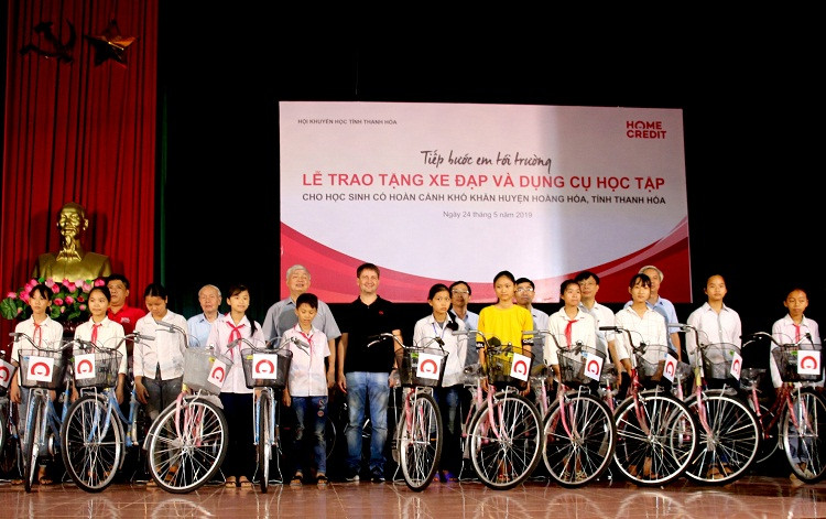 Home Credit trao 175 phần quà cho học sinh nghèo tại Thanh Hóa