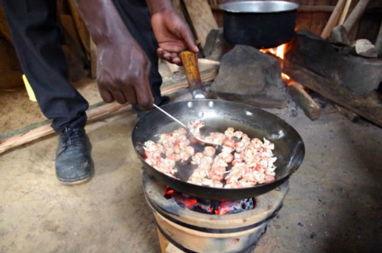 Mặc dù tiềm ẩn nhiều đe dọa với môi trường sinh thái, tôm hùm đất vẫn là món ăn khoái khẩu với người Uganda. Ảnh: Narratively.