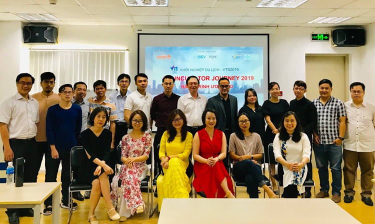 Các thành viên Shi, đại diện đối tác và đại diện các dự án khởi nghiệp được lựa chọn tại Lễ khai mạc Hành trình Ươm tạo VTS 2019.