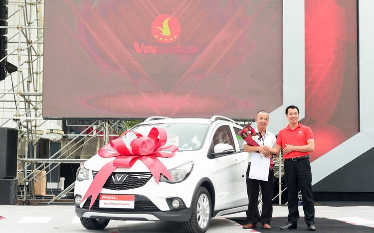 VinFast giao 650 xe Fadil cho khách hàng trong ngày đầu