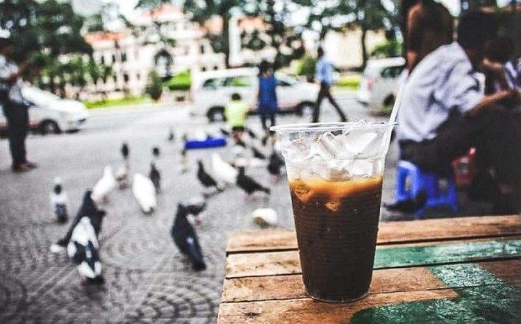 Lân la cà phê… “bệt” ở Sài Gòn