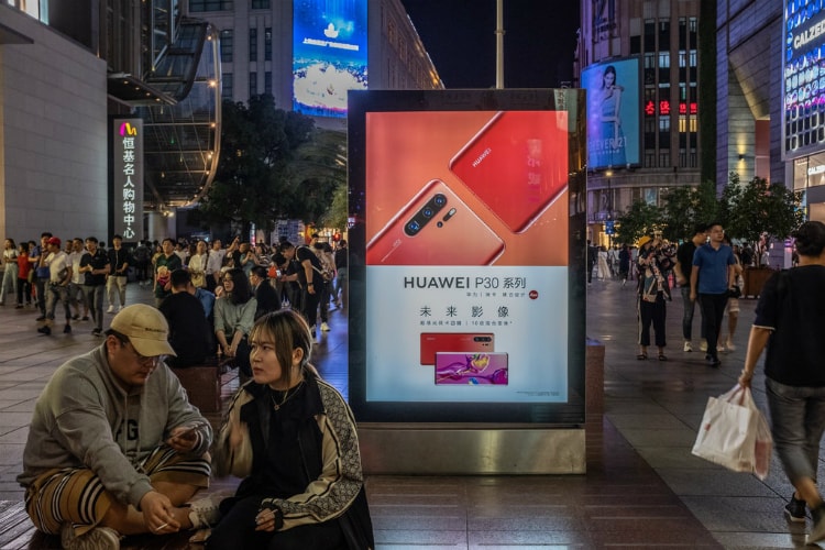 Các đợt bán hàng khôi phục nhờ “lách luật” không chỉ giúp Huawei tiếp tục bán các sản phẩm của mình, mà còn cho thấy sự khó khăn trong việc kiểm soát ngay cả những công ty bị đánh giá là tiềm ẩn nguy cơ an ninh như Huawei của chính quyền Trump. Ảnh: NYT