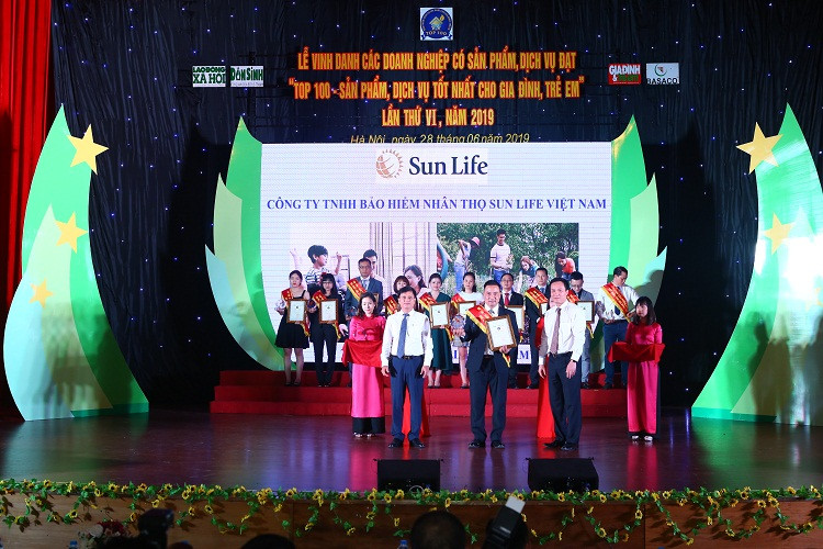 Sun Life Việt Nam lọt top 100 sản phẩm tốt nhất cho gia đình và trẻ em