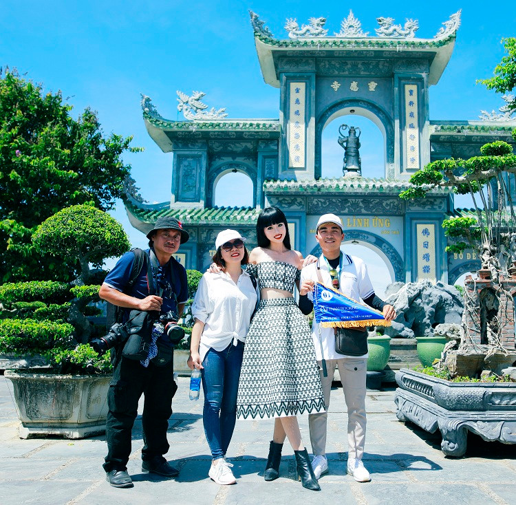 Vietnam Booking đồng hành cùng siêu mẫu quốc tế Jessica Minh Anh trải nghiệm Jeep Tour Sơn Trà